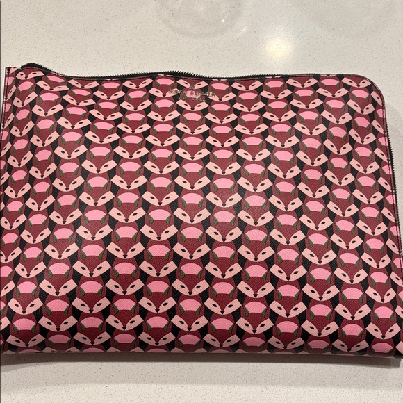 Laptop Latitude 5480 in Metallic Black With Plug and Kate Spade Carry Case